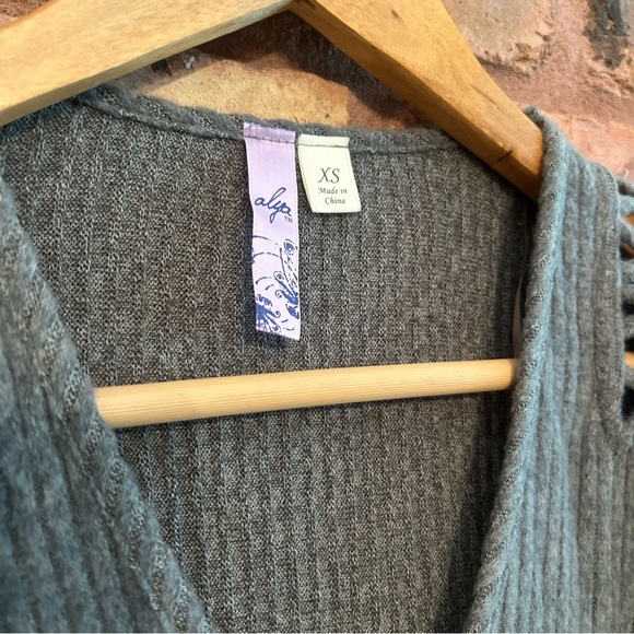 Alya Olive V-Neck Sweater with Cut-Out Shoulders - Picture 3 of 5